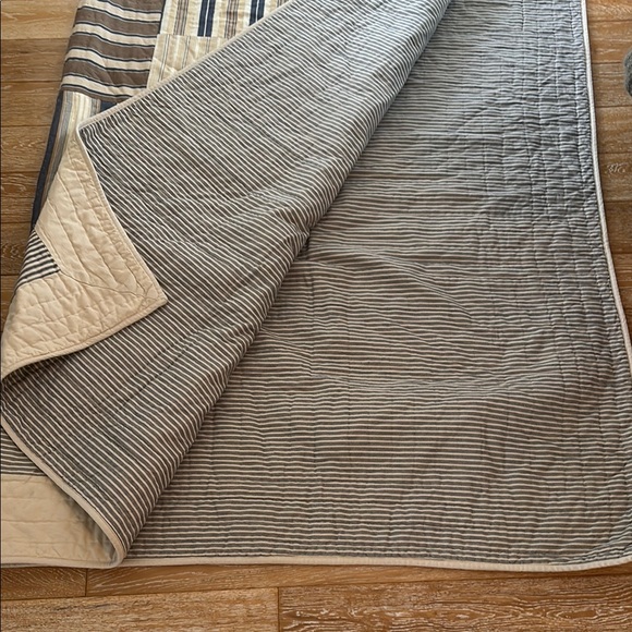 Striped Patchwork Quilt - Picture 4 of 6